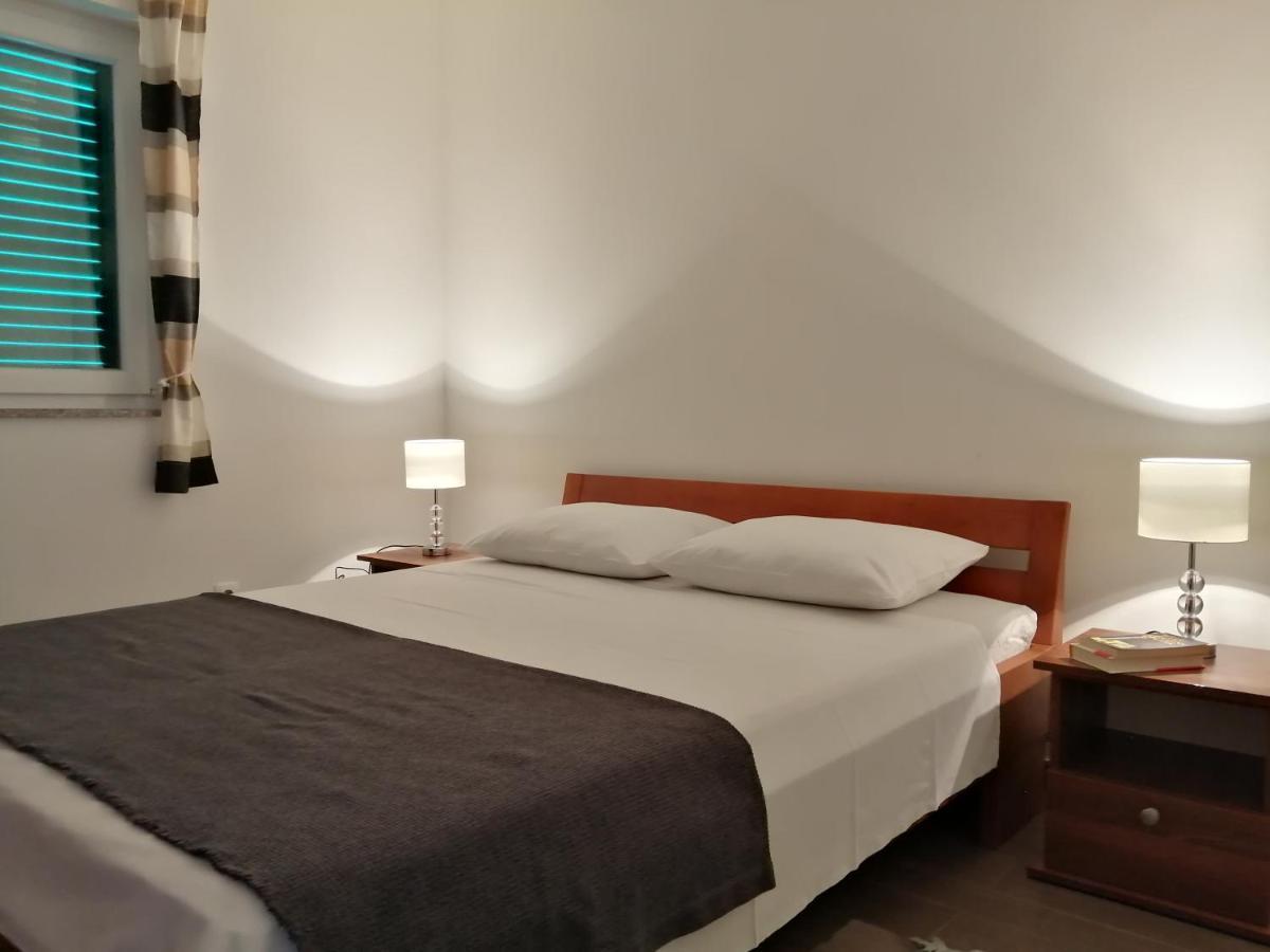 Villa Luce Apartment House Karlobag Buitenkant foto